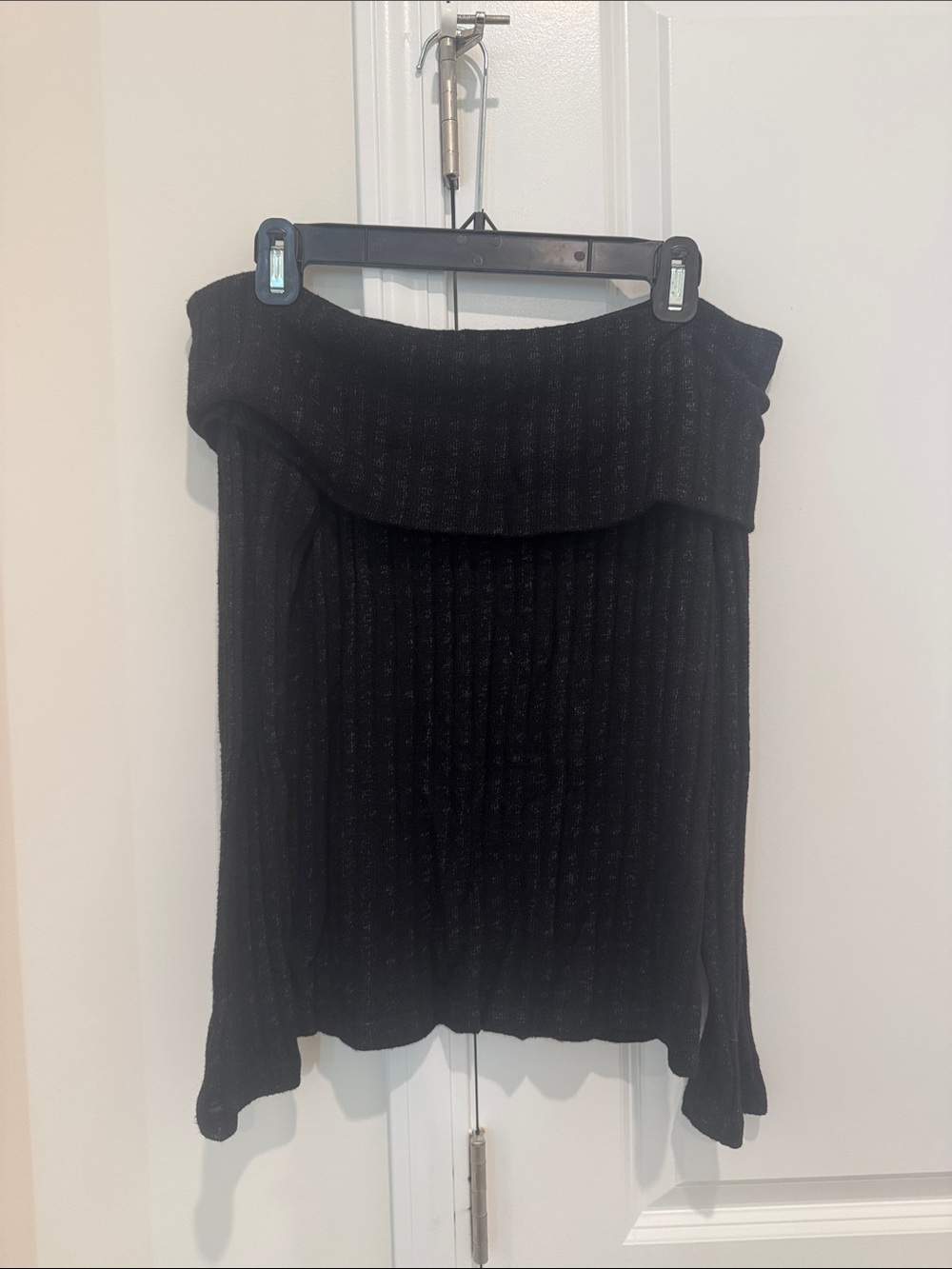 Monrow Black Off-the-Shoulder Ribbed Sweater